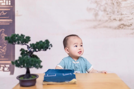成都试管代怀三个月宝宝抬头不稳